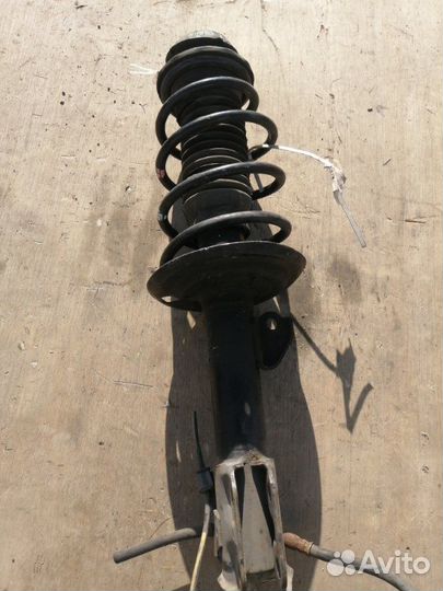 Стойка передняя левая Toyota Vitz KSP90 1KR