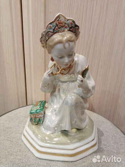 Статуэтка.Малахитовая шкатулка.Дулево