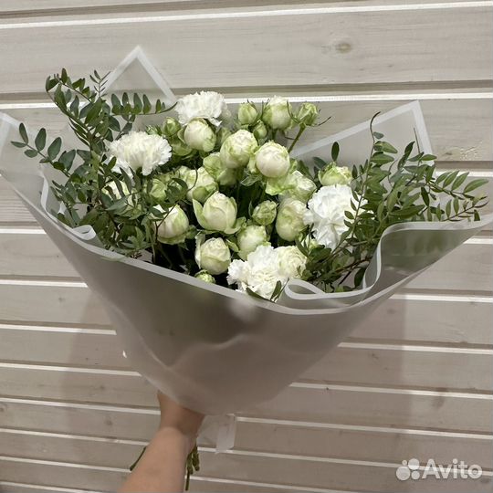 Букет с кустовой пионовидной розой и диантусами