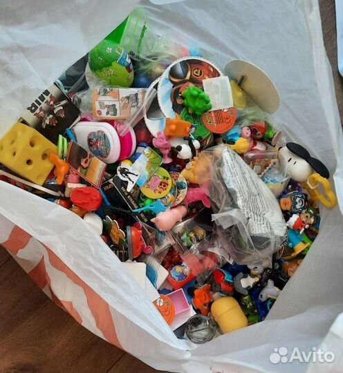 Игрушки из киндер сюрприза пакетом