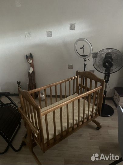 Детская кроватка с маятником