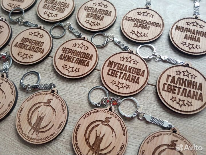 Брелок деревянный, подарок школьнику на выпускной