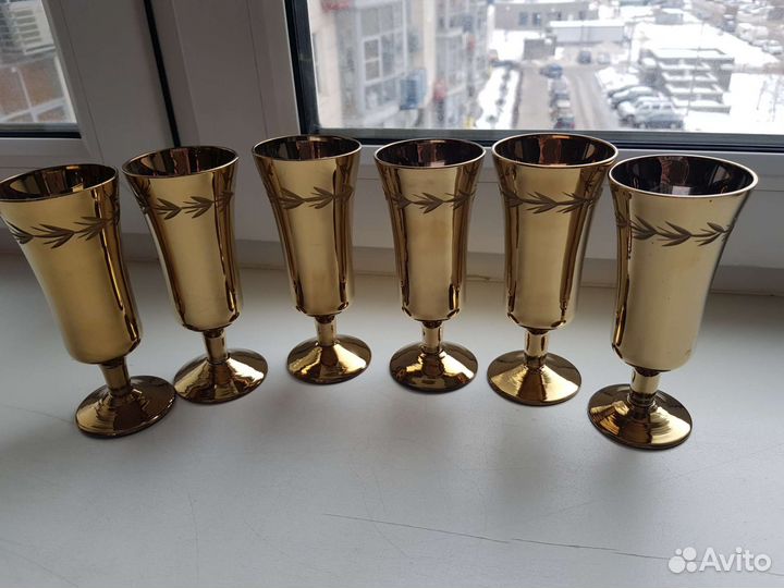 Бокалы с золотом