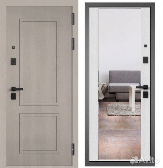 Входная дверь в квартиру с зеркалом