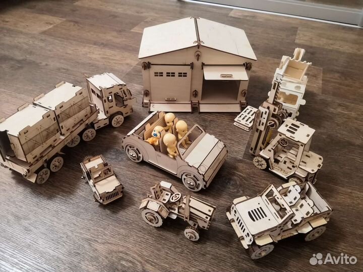 Набор деревянных машинок и гараж