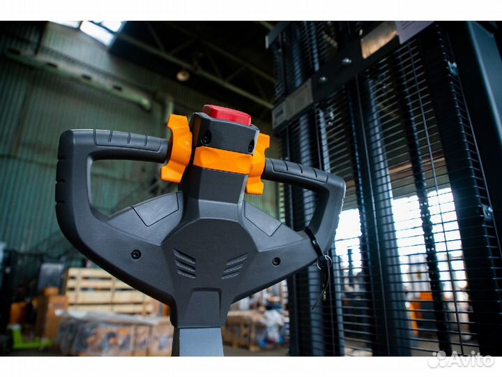 Штабелер самоходный