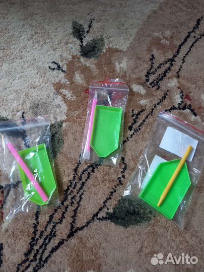 Карандаш-стилус и тарелочка для бисера