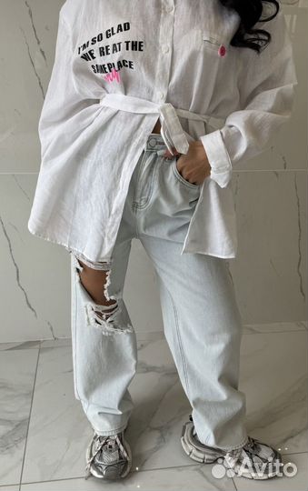 Джинсы светлые с вырезом