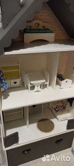 Большой кукольный домик с мебелью