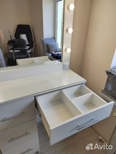 Гримёрный (туалетный) столик с зеркалом