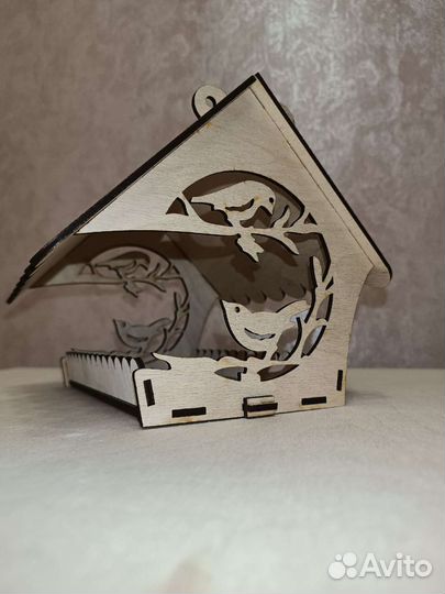 Кормушка для птиц резная из дерева