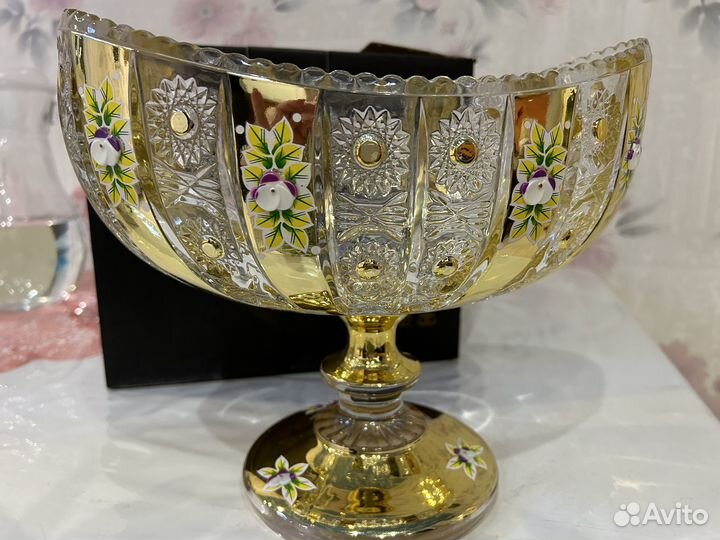 Ваза для фруктов на ножке