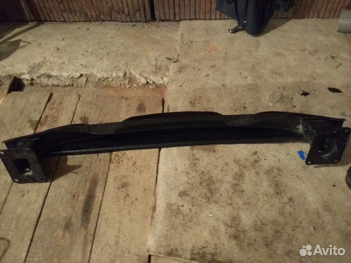 Усилитель бампера Tiguan