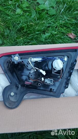 Задний левый фонарь в крышку багажника