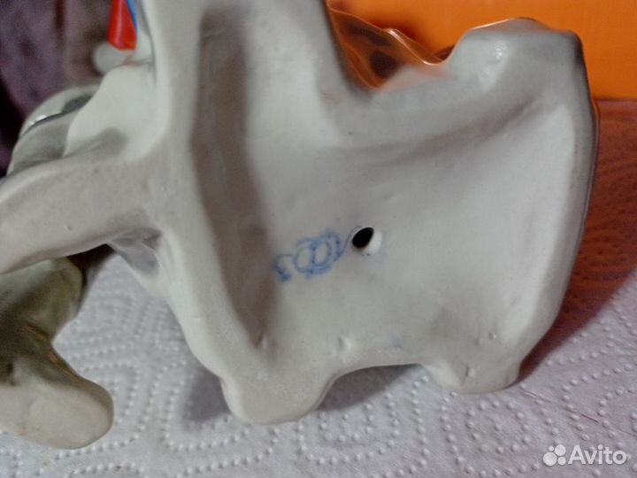 Винтажная фарфоровая статуэтка