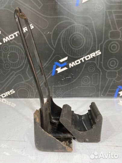 Кронштейн замка капота Chevrolet Trailblazer