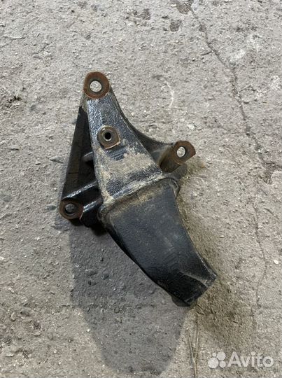 Крепление двигателя largus