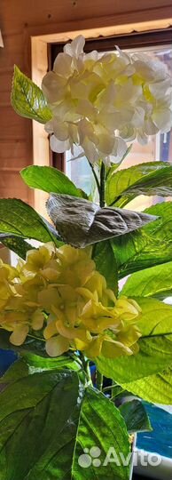 Искусственные цветы в горшках