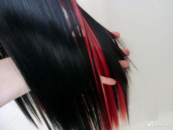 Парик длинный чёрный с красными прядями