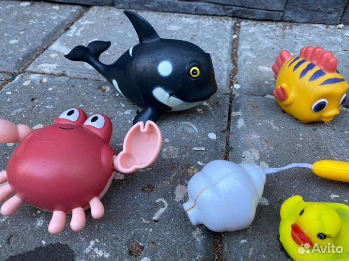 Игрушки для купания в ванной малыша