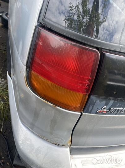 Mitsubishi space runner задний фонарь