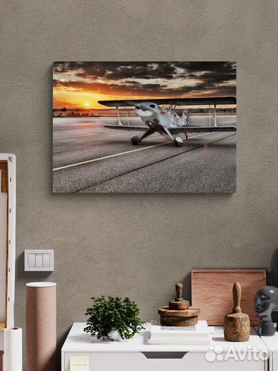 Картина с самолетом бипланом на взлетной полосе