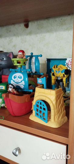 Много интерактивных игрушек