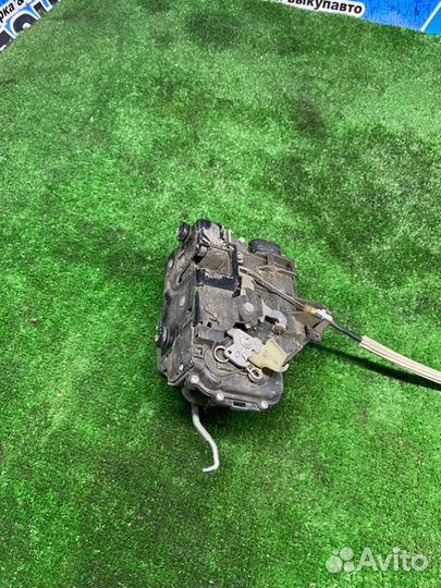 Замок боковой двери передний правый Audi A6 C5 2.4