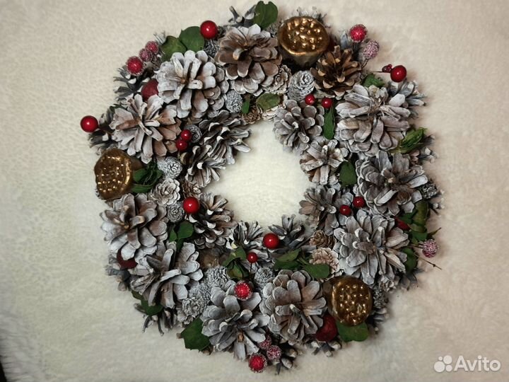 Новогодний венок из шишек