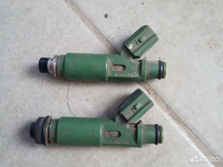 Форсунка топливная Toyota Avensis Corolla Pontiac