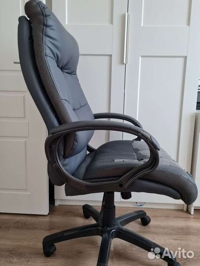 Компьютерное офисное кресло руководителя кожаное