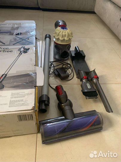 Пылесос Dyson v7