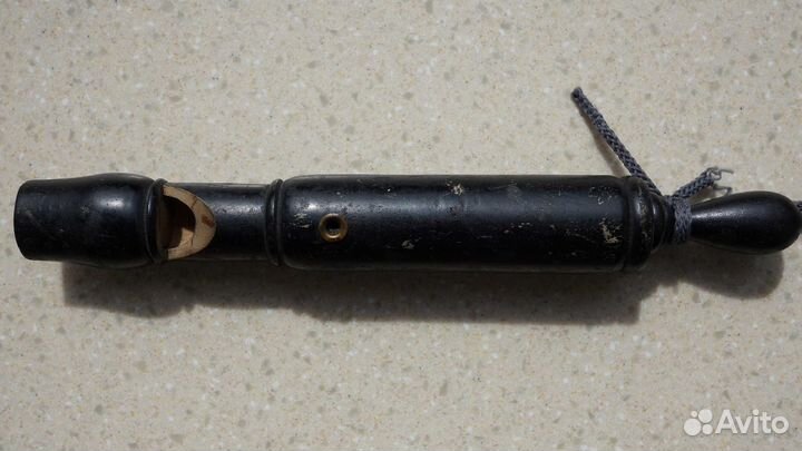 Старинный музыкальный набор из кастаньетов и дудки