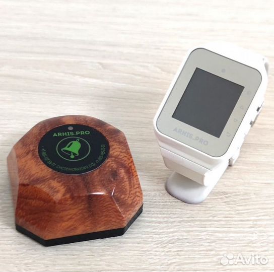 Кнопка вызова персонала и часы, табло вызова