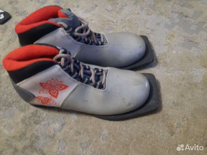 Лыжи и Лыжные палки и обувь