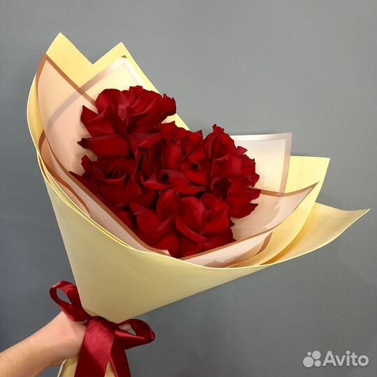 Эффектные красные французские розы