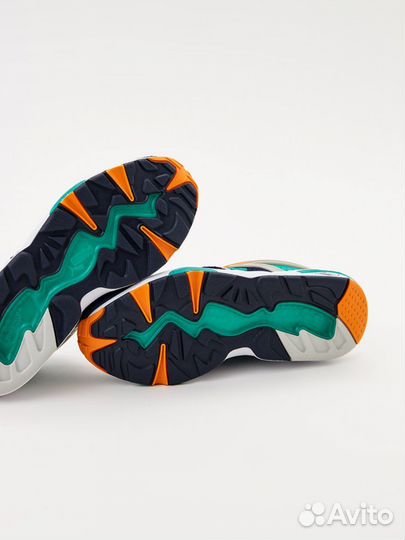 Кроссовки женские