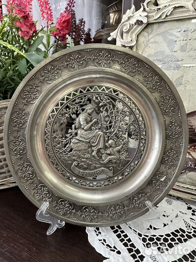 Настенная оловянная тарелка 