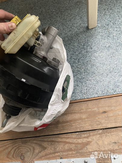 Главный тормозной цилиндр с вакумом и бочком audi