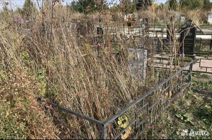 Уборка могил на кладбище, покраска