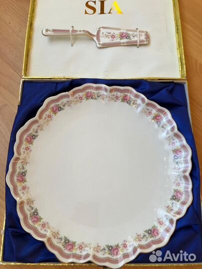 Фарфоровое блюдо с лопаткой