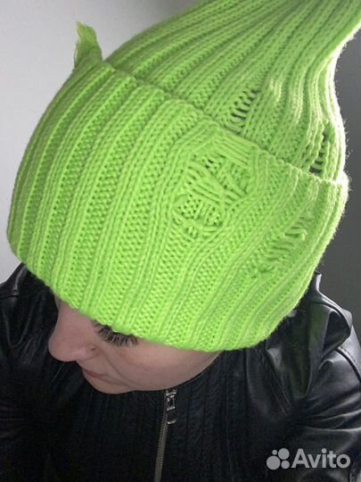 Рванная шапка тренд сезона