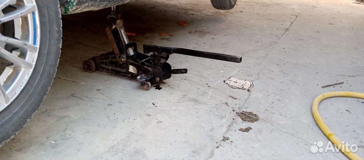 Домкрат подкатной2т