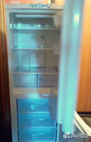 Сломанный холодильник 