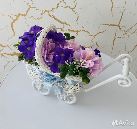 Композиция Коляска с цветами