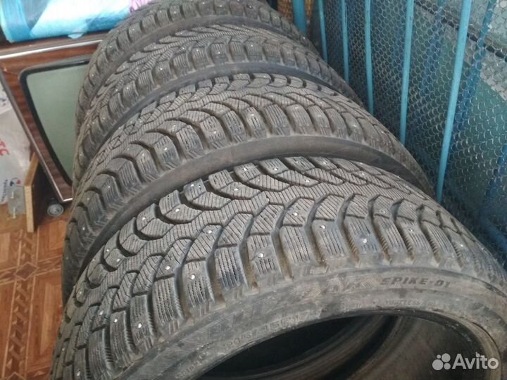 Bridgestone Blizzak Spike-01 215/45 R17 87T