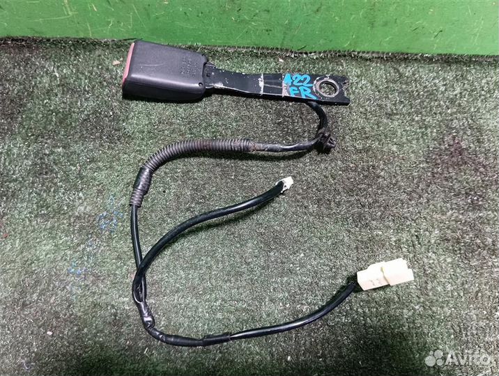 Замок ремня безопасности передний правый Toyota R