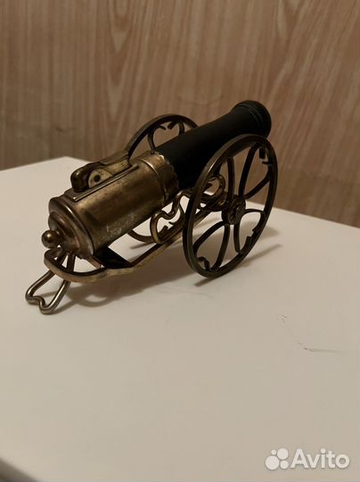 Зажигалка на подставке пушка