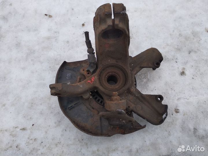 Поворотный кулак б/у на запчасти для VW Гольф-4