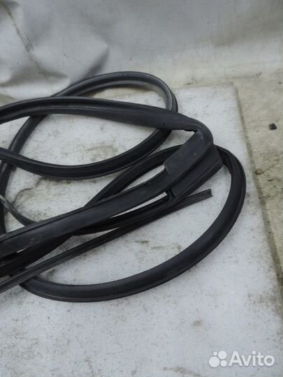 Уплотнитель двери задний правый Subaru Outback 200